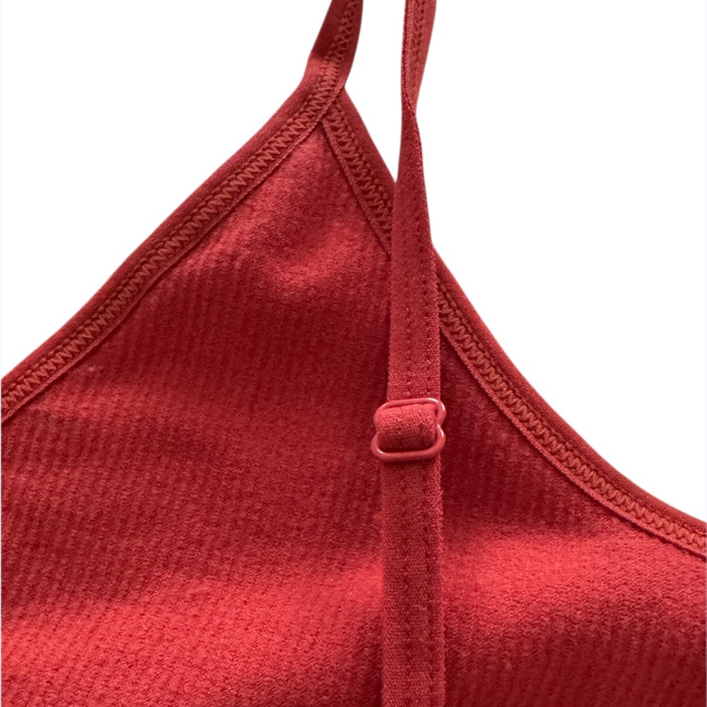 Women’s NWOT size M/L Red ribbed Cropped tank top with adjustable straps - Picture 4 of 5